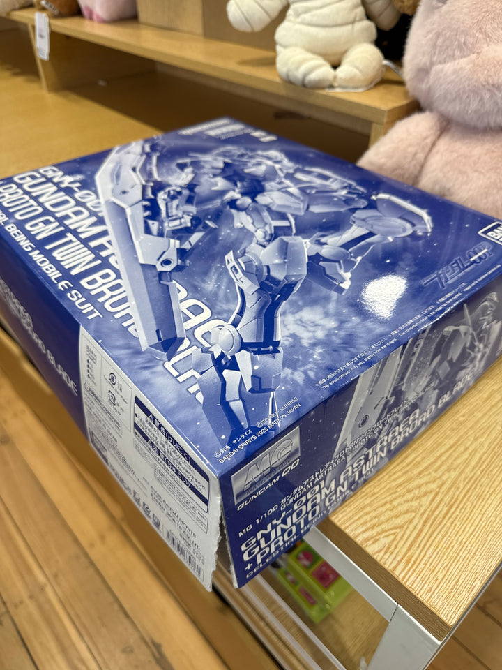 GUNDAM - P-Bandai 1/100 MG Gundam Astraea + Proto GN Twin Broad Blade