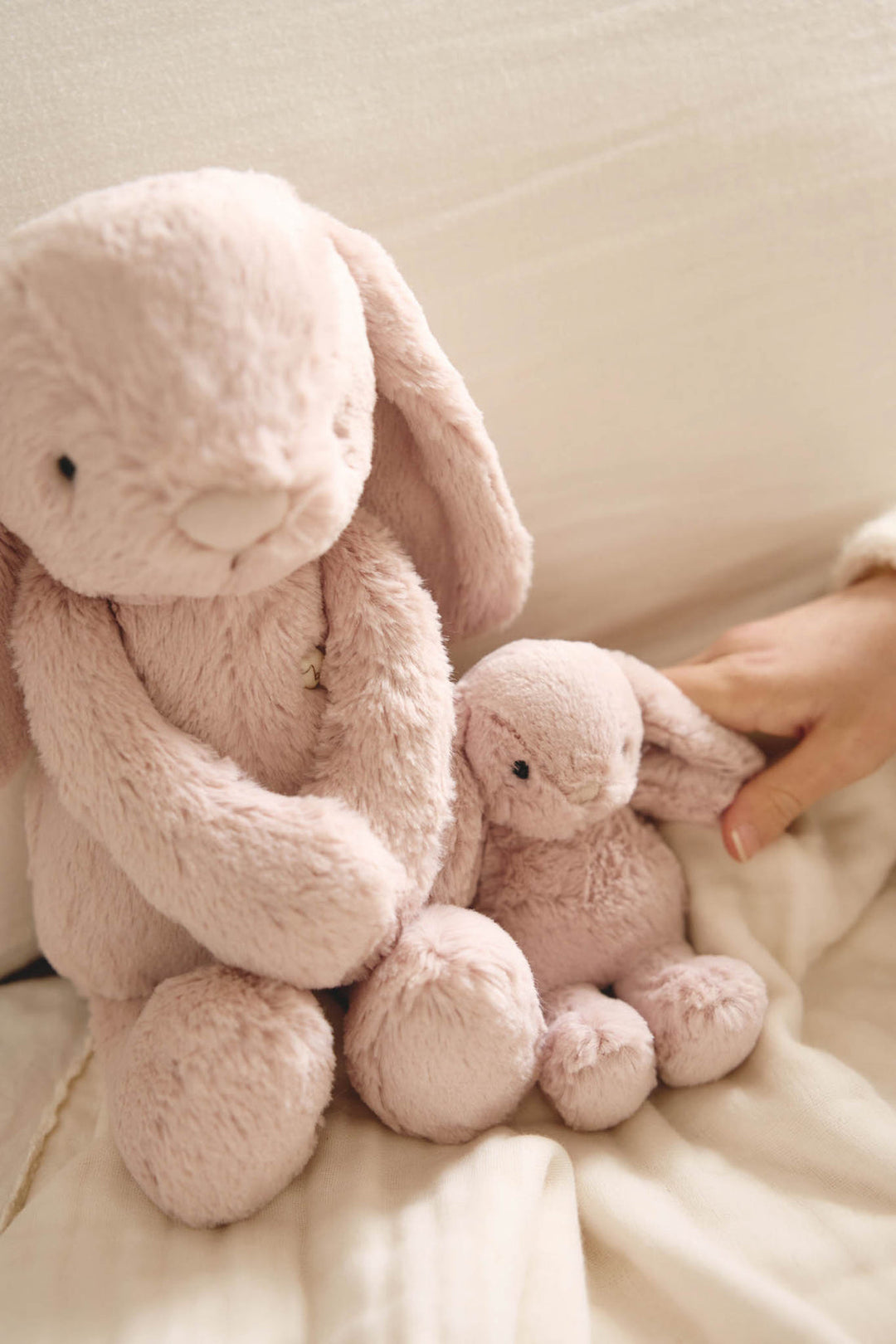 Jamie Kay - Snuggle Bunnies Plush Frankie the Hugging Bunny Blush