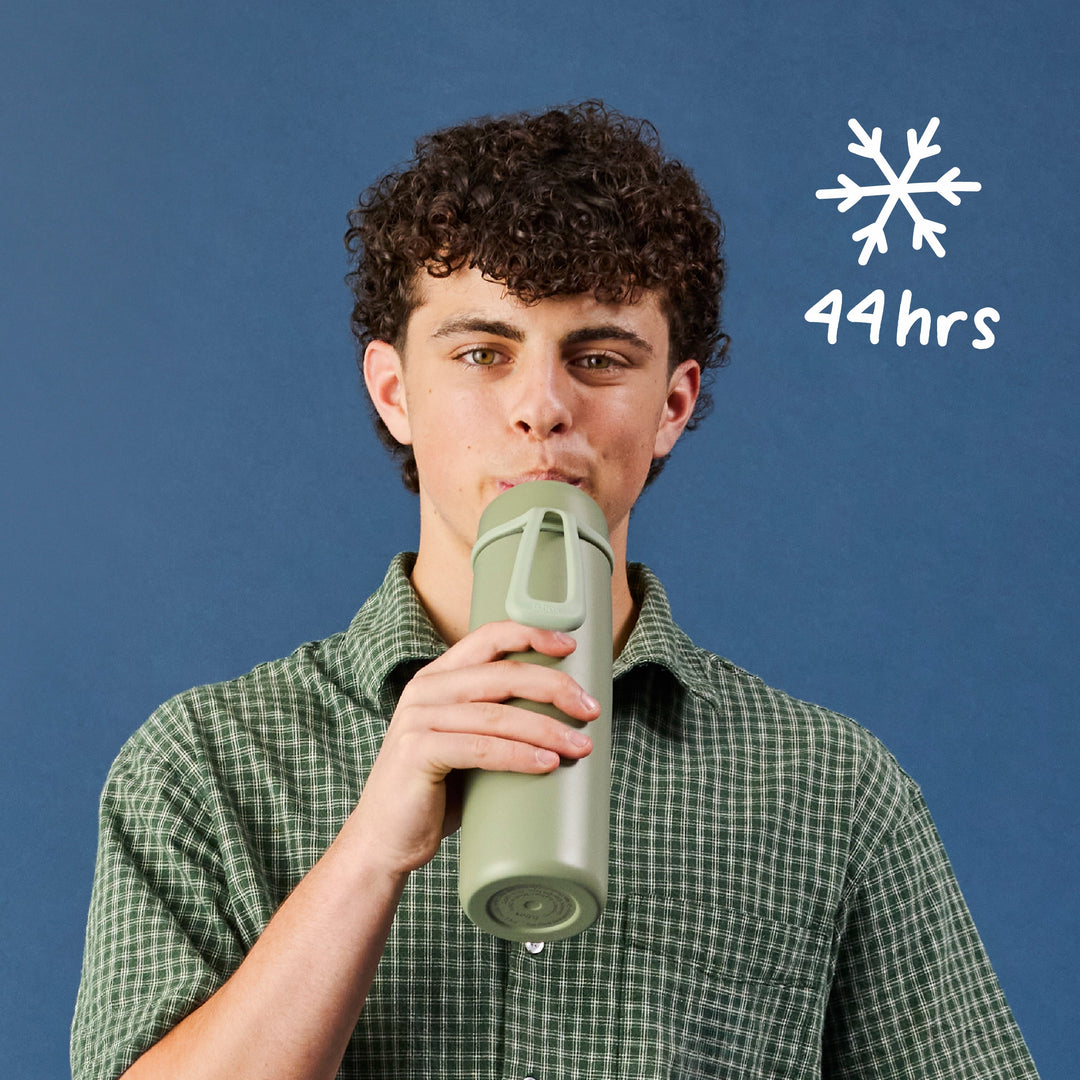 Olive insulated bottle demonstrating up to 44 hours of cooling