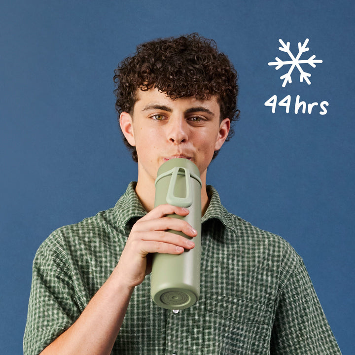 Olive insulated bottle demonstrating up to 44 hours of cooling