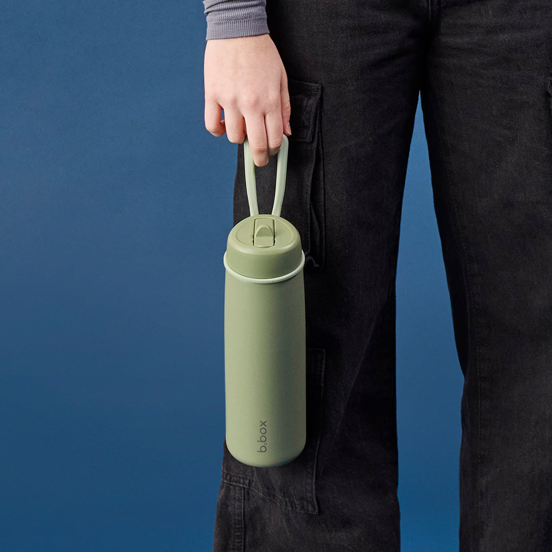 Olive insulated bottle carried by its handle